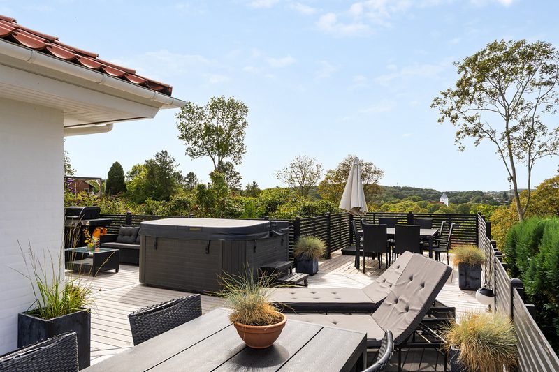 Terrassen med spa, spisebord og solsenge